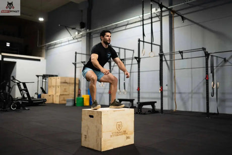 Sportler springt im Studio auf die Titanium Strength PWX Plyometrische Box aus Holz, Seitenansicht im Training