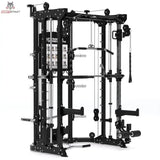 Titanium Strength R100 All-in-One Trainer – Schrägansicht mit Multipresse, Seilzügen und Übungstafel