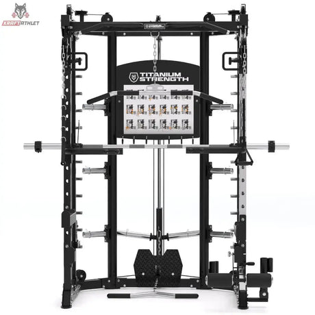 Titanium Strength R100 All-in-One Trainer – Frontansicht mit Multipresse, Logo-Blende und Übungstafel
