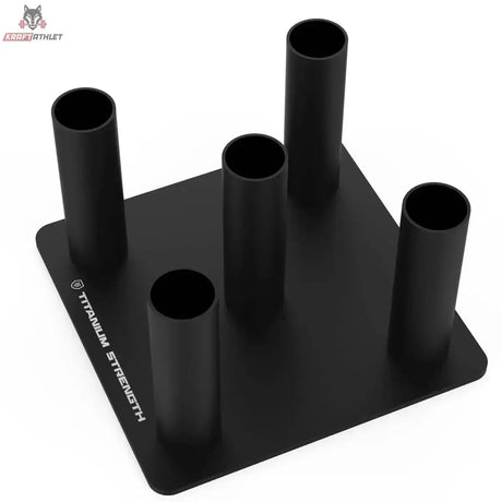 Titanium Strength Rack für 5 olympische Stangen vertikal, Schrägansicht von oben auf die schwarze Bodenplatte mit Logo