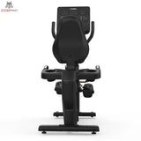 Titanium Strength RB1100 Liegeergometer Pro Series, Rückansicht mit Rückenlehne und Konsolenmast
