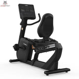Titanium Strength RB1100 Liegeergometer Pro Series, Schrägansicht von links mit Rückenlehne und Konsole