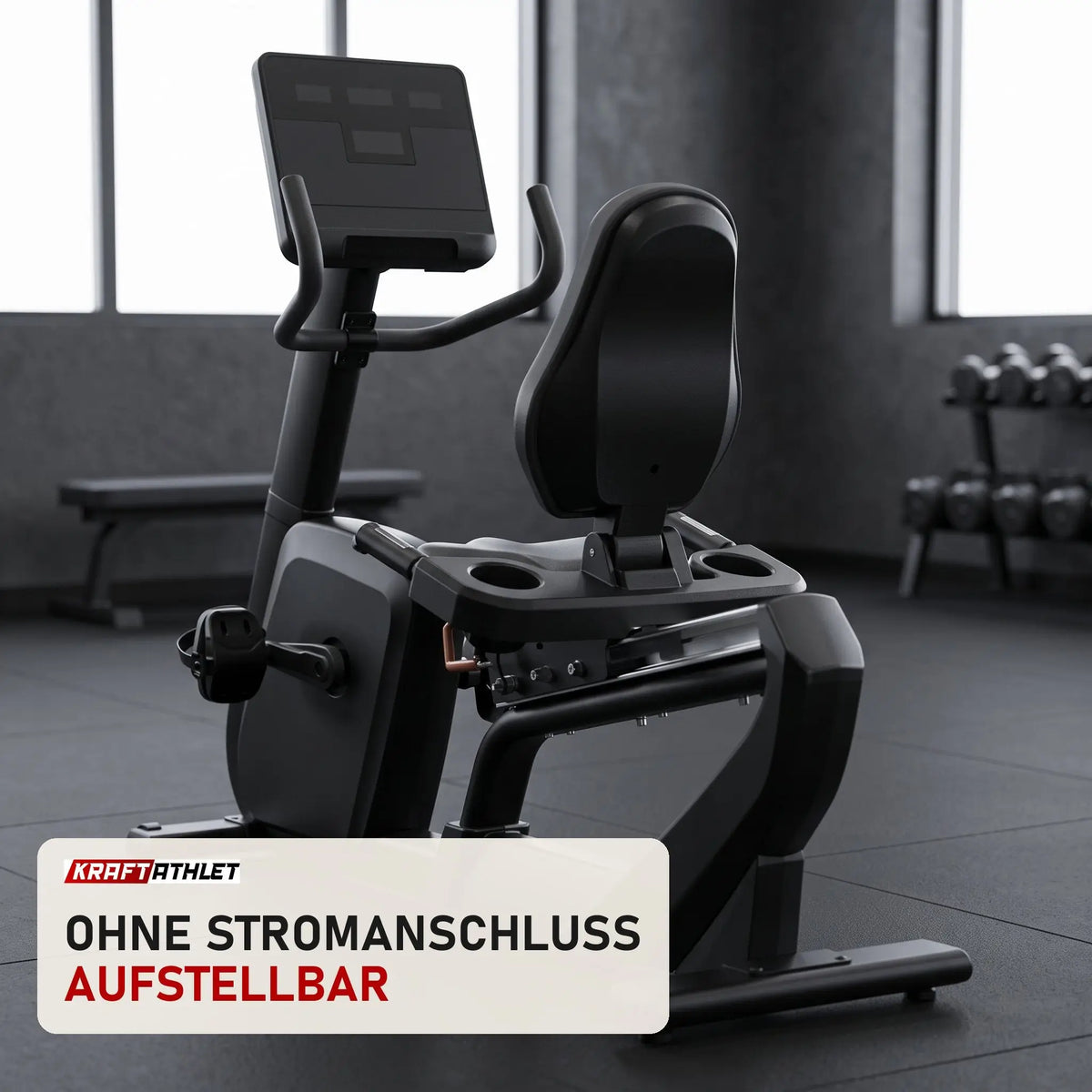 Titanium Strength RB1100 Liegeergometer Pro Series in einem fertig eingerichteten Studio mit dunklen Wänden und Gummiboden