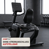 Titanium Strength RB1100 Liegeergometer Pro Series in einem fertig eingerichteten Studio mit dunklen Wänden und Gummiboden