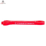Titanium Strength RB15 Widerstandsband Rot, flach ausgelegte Schlaufe mit Logo-Aufdruck, Draufsicht