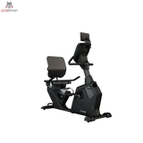Titanium Strength RB2000 Liegeergometer Pro Series: Schrägansicht von rechts mit Rückenlehne und Konsole