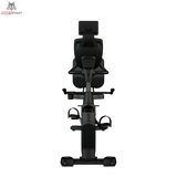 Titanium Strength RB2000T Liegeergometer mit Touchscreen, Frontansicht mit Touchscreen-Konsole und Pedalen