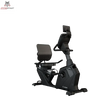 Titanium Strength RB2000T Liegeergometer mit Touchscreen, Schrägansicht in Schwarz vor dunklem Hintergrund