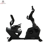 Titanium Strength RB2000T Liegeergometer mit Touchscreen, Seitenansicht mit Sitzschiene, Pedalen und Konsole