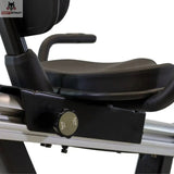 Titanium Strength RB900 LCD Liegeergometer Performance Series in Nahaufnahme der Sitzverstellung unter dem Sitz