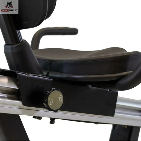 Titanium Strength RB900 LCD Liegeergometer Performance Series in Nahaufnahme der Sitzverstellung unter dem Sitz