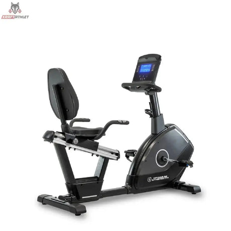 Titanium Strength RB900 LCD Liegeergometer Performance Series in Seitenansicht mit Sitz, Rückenlehne und Konsole