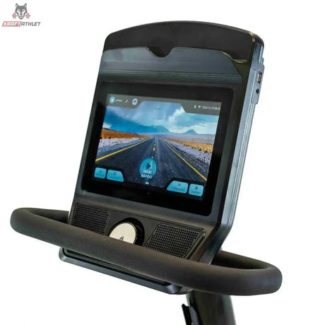 Titanium Strength RB900 TFT Liegeergometer Performance Series – Detail des TFT-Displays mit Streckenvideo und Lenkergriff