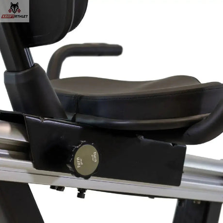 Titanium Strength RB900 TFT Liegeergometer Performance Series – Detail der Sitzverstellung mit Drehknauf an der Schiene