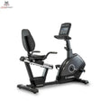 Titanium Strength RB900 TFT Liegeergometer Performance Series – Seitenansicht mit Rückenlehne, Sitz und TFT-Display