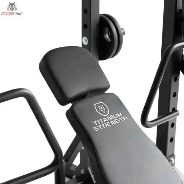 Titanium Strength RHD Evolution Heavy Duty FID Hantelbank, Detail der Rückenlehne mit Logo im Rack