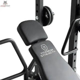 Titanium Strength RHD Evolution Heavy Duty FID Hantelbank, Detail der Rückenlehne mit Logo im Rack