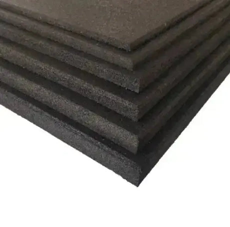 Detail der Kanten von fünf gestapelten Platten der Titanium Strength RTBLK Premium Bodenschutzmatte in Schwarz