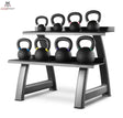Titanium Strength SK24 Kettlebell-Set 4–24 kg mit Rack in der Frontansicht mit acht Kettlebells auf zwei Ebenen des Racks