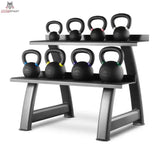 Titanium Strength SK24 Kettlebell-Set 4–24 kg mit Rack in der Frontansicht mit acht Kettlebells auf zwei Ebenen des Racks