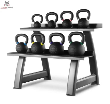 Titanium Strength SK24 Kettlebell-Set 4–24 kg mit Rack in der Frontansicht mit acht Kettlebells auf zwei Ebenen des Racks