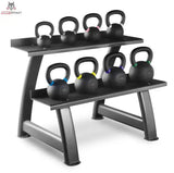 Titanium Strength SK24 Kettlebell-Set 4–24 kg mit Rack in Schrägansicht mit acht farbig markierten Kettlebells im Rack