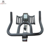 Titanium Strength SP1 Indoor Cycle: Detail des Lenkers mit Konsole und Griffpositionen