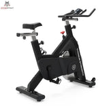 Titanium Strength SP1 Indoor Cycle: Schrägansicht von vorne in Schwarz mit Schwungradabdeckung und Standfüßen