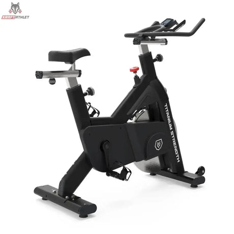 Titanium Strength SP1 Indoor Cycle: Schrägansicht von vorne in Schwarz mit Schwungradabdeckung und Standfüßen