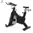 Titanium Strength SP1 Indoor Cycle: Seitenansicht in Schwarz mit Schwungrad, Sattel und Lenker