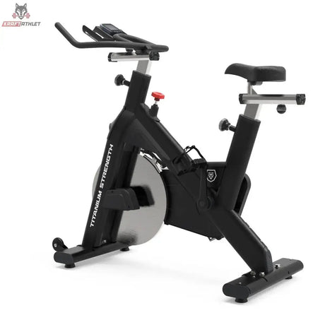 Titanium Strength SP1 Indoor Cycle: Seitenansicht in Schwarz mit Schwungrad, Sattel und Lenker