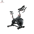 Titanium Strength SP2 Indoor Bike Pro Series – Seitenansicht von rechts mit Schwungrad und roten Verstellhebeln