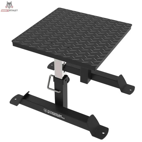 Titanium Strength SQBX Höhenverstellbare Plyo/Squat-Box in Schrägansicht mit Riffelblech-Plattform, schwarz