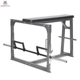 Titanium Strength SRC90 Seal Row Bench inkl. Stange: graues Gestell mit schwarzem Liegepolster und Stange, Schrägansicht