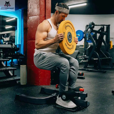 Titanium Strength SS120 Sissy Squat im Studio, Mann hält eine Hantelscheibe vor der Brust