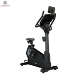 Titanium Strength ST2000 Ergometer Pro Series in Schwarz, Schrägansicht von vorn mit Konsole vor dunklem Hintergrund