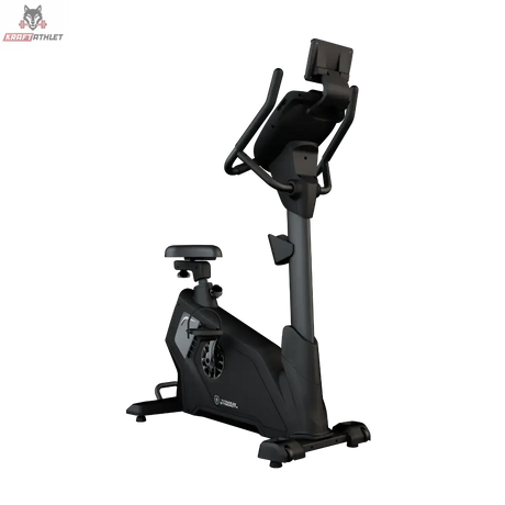 Titanium Strength ST2000 Ergometer Pro Series in Schwarz, Schrägansicht von vorn mit Konsole vor dunklem Hintergrund