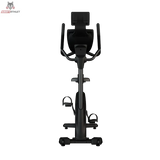 Titanium Strength ST2000T Ergometer mit Touchscreen: Vorderansicht mit Touchscreen und Pedalen