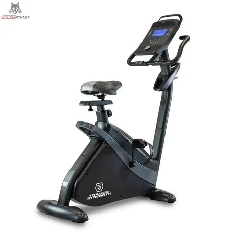 Titanium Strength ST900 LCD Ergometer Performance Series – Schrägansicht von rechts mit Sattel, Lenker und LCD-Konsole