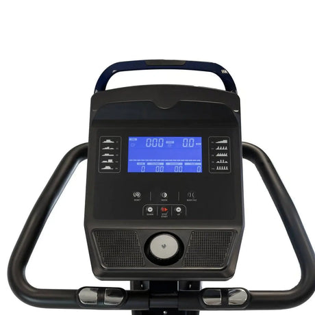 Titanium Strength ST900 LCD Upright-Ergometer Performance Series – Detail der LCD-Konsole mit Tasten und Handgriffen