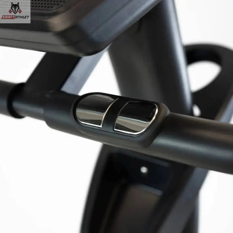 Titanium Strength ST900 TFT Heimtrainer mit 10-Zoll-Touchscreen, Nahaufnahme des Lenkers mit Griffsensor