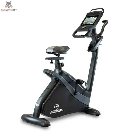 Titanium Strength ST900 TFT Heimtrainer mit 10-Zoll-Touchscreen in Schrägansicht mit Sattel und Lenker