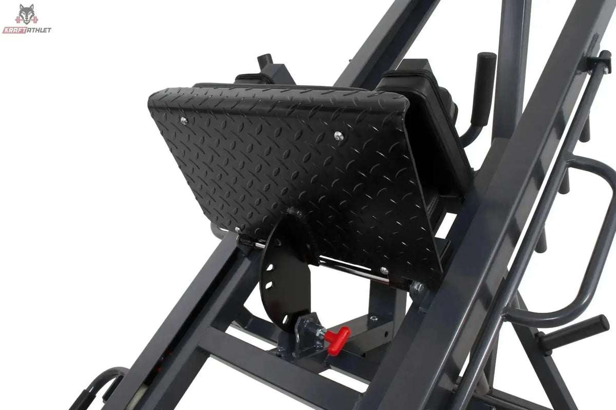 Titanium Strength Supreme Beinpresse / Hack Squat: Detail der Fußplatte mit rutschfester Oberfläche am Schlitten