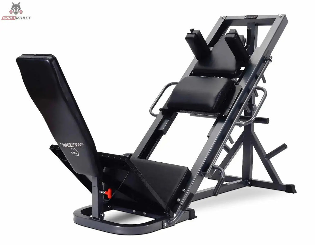 Titanium Strength Supreme Beinpresse / Hack Squat: Schrägansicht in Hack-Squat-Position mit Schulterpolstern
