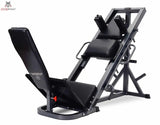 Titanium Strength Supreme Beinpresse / Hack Squat: Schrägansicht in Hack-Squat-Position mit Schulterpolstern