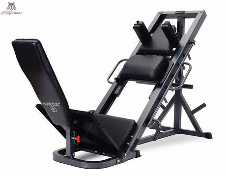 Titanium Strength Supreme Beinpresse / Hack Squat: Schrägansicht in Hack-Squat-Position mit Schulterpolstern