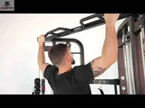 Titanium Strength TAP PRO Kabelzugstation im Einsatz, Mann greift den oberen Klimmzugbügel