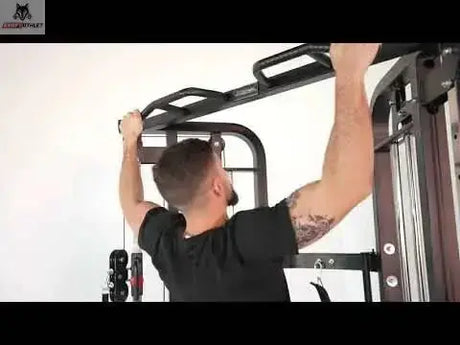 Titanium Strength TAP PRO Kabelzugstation im Einsatz, Mann greift den oberen Klimmzugbügel