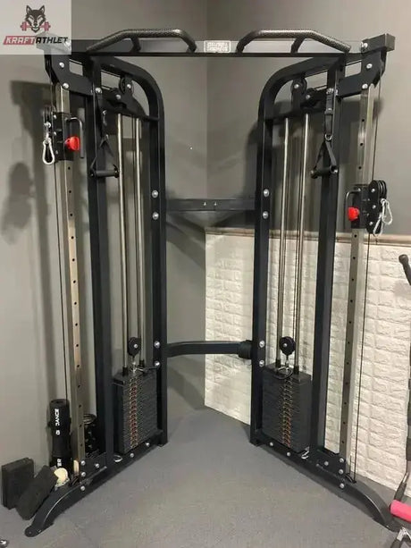 Titanium Strength TAP PRO Kabelzugstation im Trainingsraum aufgebaut, Frontansicht mit Seilzügen