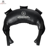 Titanium Strength TBB Gewichteter Trainingssack in schwarz, Frontansicht mit Logo und seitlichen Griffen